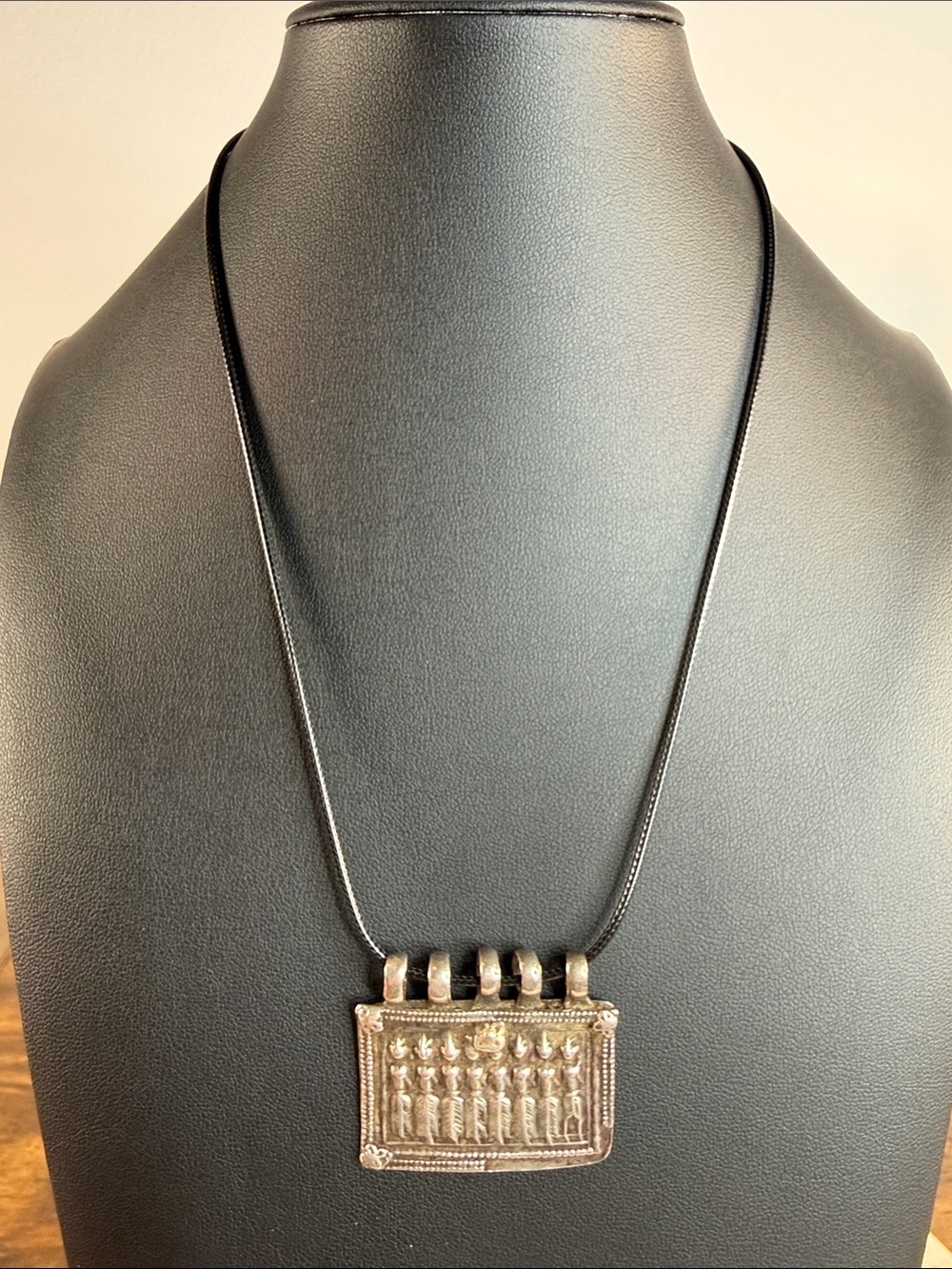 Vintage Navajo Indian Antique-Style Silver Tone Pendant Necklace in Black